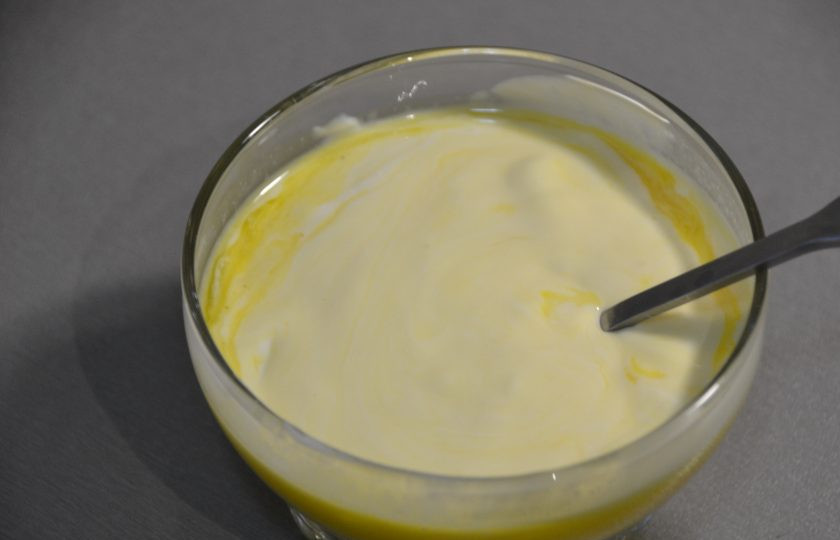 1. Этап. Перепечи с грибами: Подготовьте заливку, смешав одно яйцо со столовой ложкой (с горкой) сметаны.