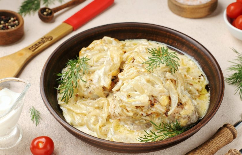 1. Этап. Куриные бёдра в сметанном соусе в духовке: Куриные бёдра в сметанном соусе в духовке готовы. Подавайте с любым гарниром. Приятного аппетита!