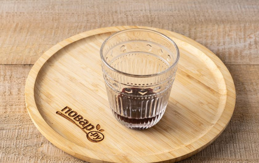 1. Этап. Холодный кофе с вареньем: В стакан добавьте варенье.