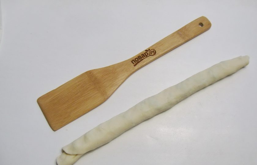 1. Этап. Китайские слоеные лепешки: Сверните тесто с зеленым луком в рулет.