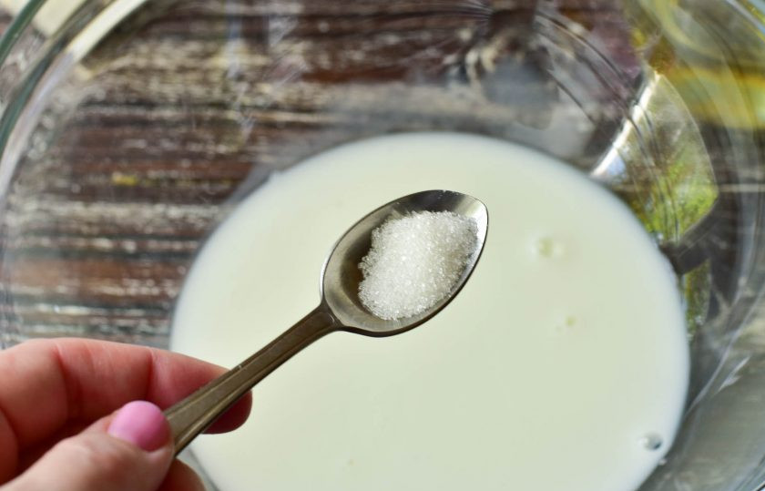 1. Этап. Хлеб на сковороде без дрожжей: Добавьте сахар.