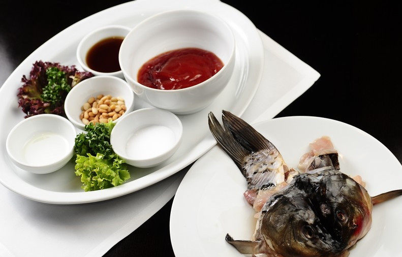 1. Этап. Карп по-китайски: 1. Вот такой набор ингредиентов необходим, чтобы вы смогли повторить этот рецепт приготовления карпа по-китайски на своей кухне.