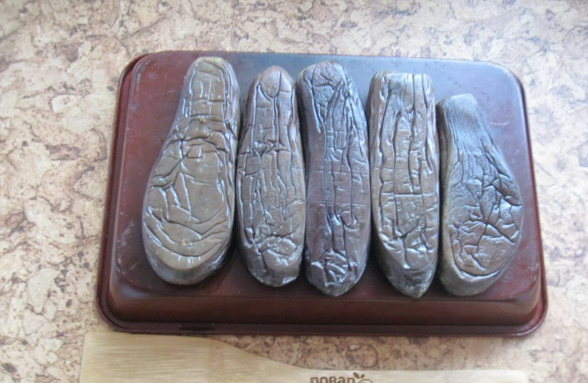 1. Этап. Квашеные фаршированные баклажаны: Варите баклажаны в рассоле 10-15 минут. Вилка должна свободно входить в баклажан, но он не должен быть совсем мягким. В противном случае вы получите кашу. Выложите баклажаны на ровную поверхность, накройте разделочной доской или плоским блюдом. Сверху поставьте груз в виде трехлитровой банки с водой. Оставьте баклажаны на несколько часов, чтобы стекла лишняя жидкость.