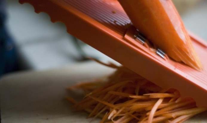 1. Этап. Кабачки с морковкой на зиму без стерилизации: Морковь промываем, очищаем и трем на той же терке.