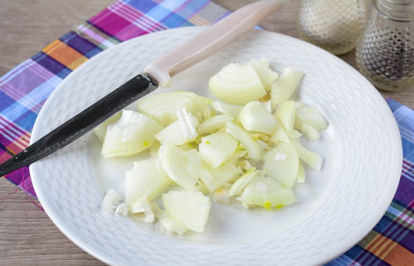 1. Этап. Гречка с мясом «Роскошная»: Почистите лук и нарежьте его четверть кольцами.