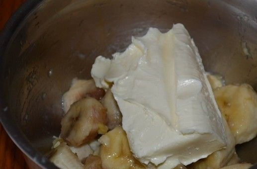 1. Этап. Торт Минутка на сковороде: 11. Размягченное сливочное масло соедините с очищенными бананами.