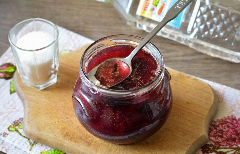 1. Этап. Маринованная слива Венгерка: Залейте сливы горячим маринадом.