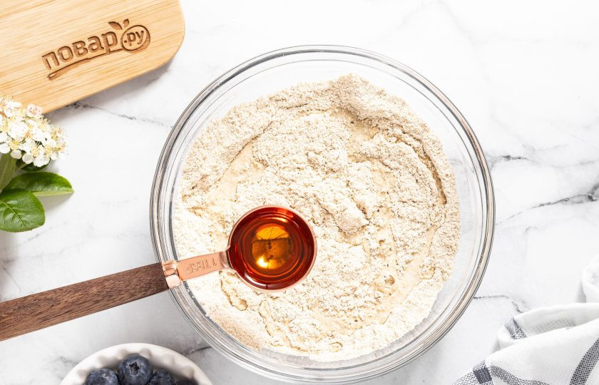 1. Этап. Вафли из киноа: Добавьте сироп.