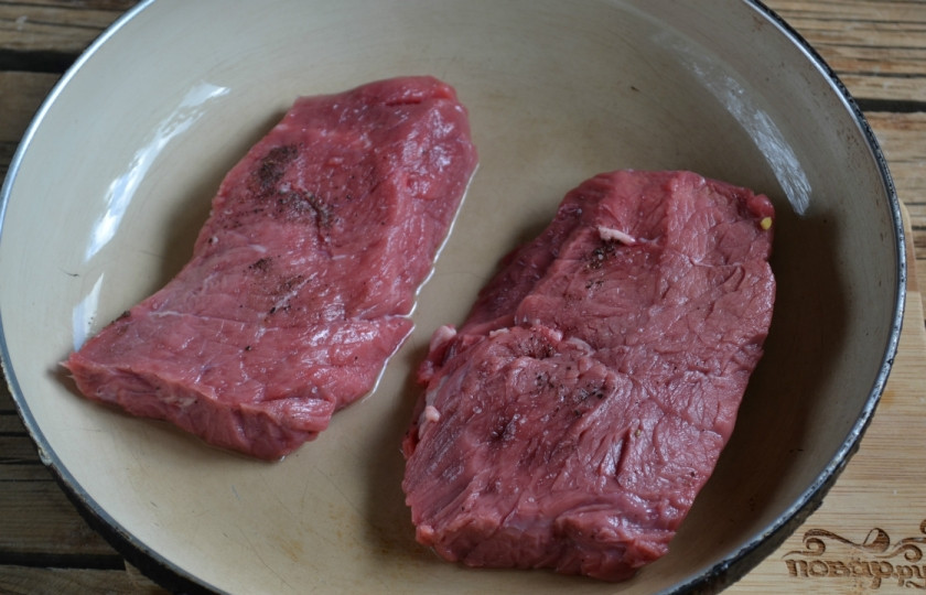 1. Этап. Бифштекс из говядины на сковородке: Положите мясо в разогретую сковороду и готовьте для средней степени прожарки 8-9 минут, не забывая переворачивать.