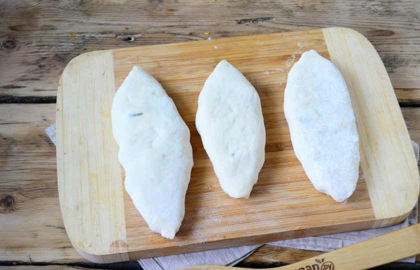 1. Этап. Пирожки со сливой на сковороде: Защипните края, пирожки переверните швом вниз.