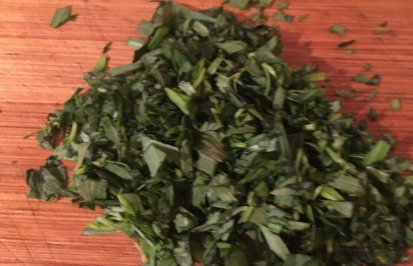 1. Этап. Беарнский соус: Эстрагон промойте, обсушите и тоже мелко порежьте.