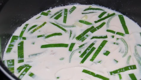 1. Этап. Сливочный суп с угрем: Добавляем нарезанный полукольцами порей, перемешиваем и варим все еще минуты 3-4, снимаем с огня.