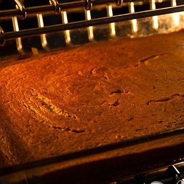 1. Этап. Пудинг с хурмой: 6. Запекать пудинг в разогретой духовке около 1 часа. Когда пудинг будет готов, выключить огонь и оставить пудинг в духовке.