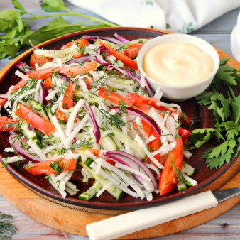 Салат с дайконом, огурцом и помидором