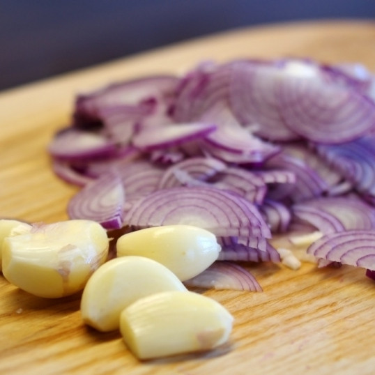 1. Этап. Стейк Диана: Лук нарезаем тонкими полукольцами, чеснок измельчаем или пропускаем через пресс. Остальные ингредиенты тоже рекомендую иметь под рукой - приготовление будет происходить очень быстро, потому нужно, чтобы все уже было готово к использованию.