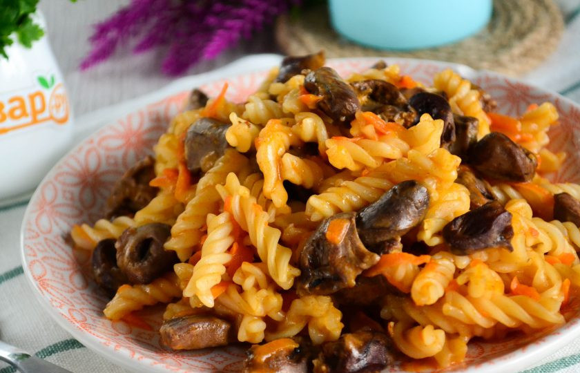 1. Этап. Куриные сердечки с макаронами: Куриные сердечки с макаронами готовы. Приятного аппетита!