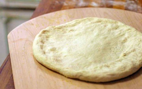 1. Этап. Тесто для пиццы: классический итальянский рецепт: Готовое тесто можно заморозить или сразу использовать. Перед раскатыванием обомните его немного.