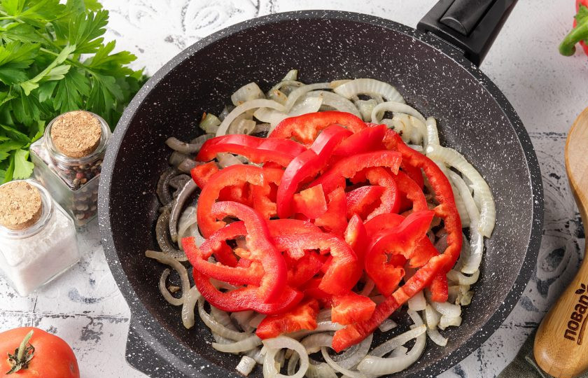 1. Этап. Мясо по-сербски: Добавьте нарезанный полосками болгарский перец и готовьте ещё 2 минуты.