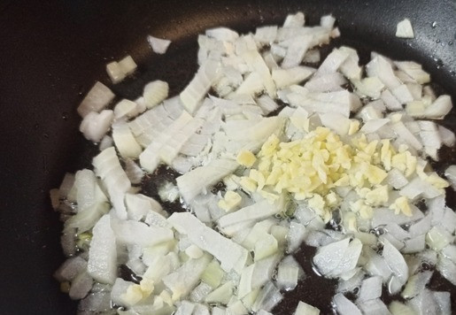 1. Этап. Сырный суп с колбасой и киноа: Обжарить до мягкости лук и чеснок. У меня маленькая луковица, если крупная, то используйте половину.