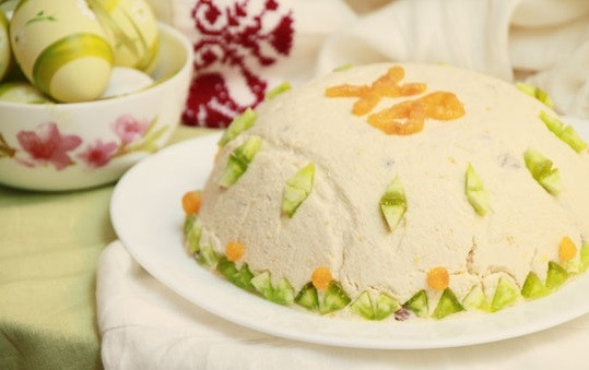 1. Этап. Пасха со сметаной и маслом: Возьмите подходящую миску, застелите её марлей. Выложите в неё всю творожную массу, накройте грузом. Уберите на сутки в холодильник. После этого переверните форму, Пасху украсьте и подавайте к столу.