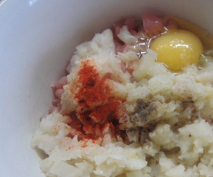 1. Этап. Рецепт рубленых котлет из индейки: 1. Если у вас нет готового фарша или вы любите делать его сами, то пожалуйста. Индейку можно смешать с куриным филе, такие котлетки получаются очень нежными. У меня было филе из индейки, я его нарезала мелкими кубиками, смешала с яйцами, солью и специями. Лук лучше натереть на мелкую терку.