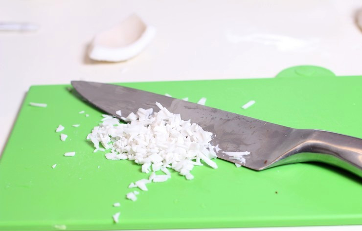 1. Этап. Пасха творожная с кокосовым молоком: Теперь мякоть кокоса мы нарезаем на мелкие кусочки. Можно, впрочем, использовать уже готовую измельченную кокосовую стружку.