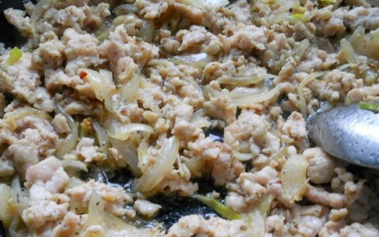 1. Этап. Подливка из фарша: 4. Добавляем лук. Продолжаем обжаривать 2 минуты.