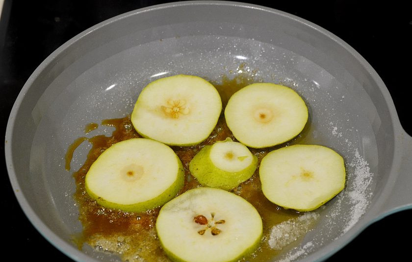 1. Этап. Глазированная груша: Выложите в карамель кружки груши и потомите 3 минуты, затем переверните.