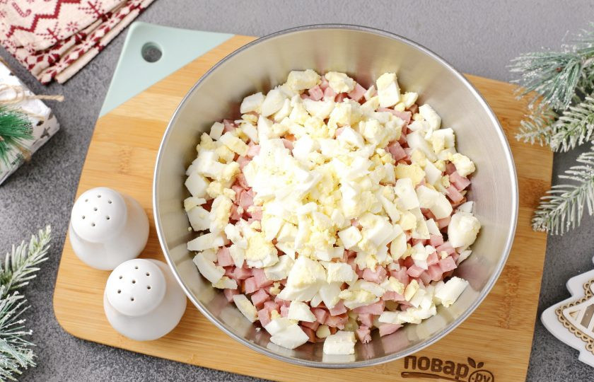 1. Этап. Салат Тигровая ёлочка: Нарежьте кубиками яйца.