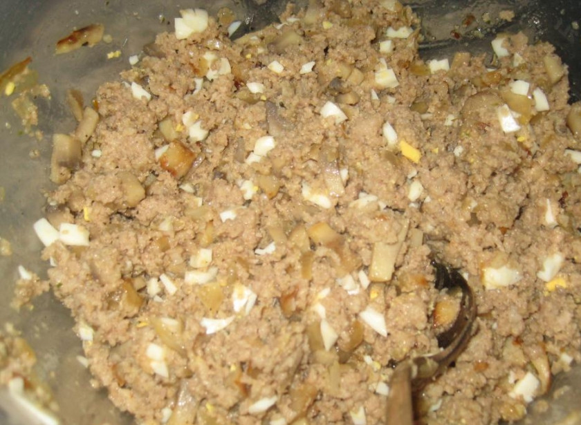 1. Этап. Мясная начинка для блинчиков: 4. К мясному фаршу добавить обжаренные грибы с луком. Посолить и поперчить по вкусу. При желании можно также добавить приправу для мяса или другие любимые специи. Как следует все перемешать.