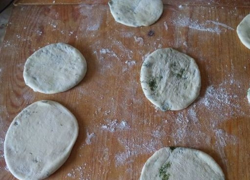 1. Этап. Лепешки вместо хлеба: 5. Затем возьмите скалку и раскатайте из каждого кусочка маленький пласт.