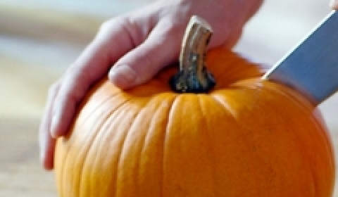 1. Этап. Компот из тыквы на зиму: Тыкву очистить и порезать на кусочки.