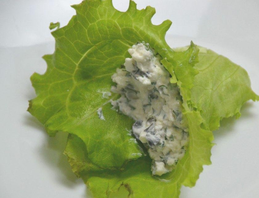 1. Этап. Закуска Зимний букет: Сверните салатный лист в 