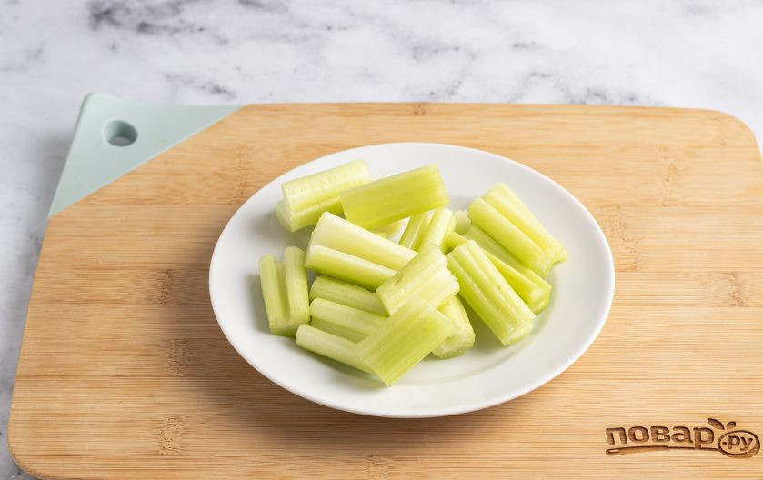 1. Этап. Свежевыжатый сок из сельдерея и яблок: Стебли сельдерея помойте и нарежьте на небольшие ломтики.