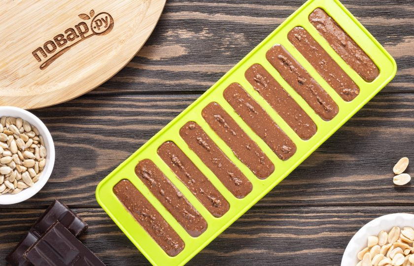 1. Этап. Шоколадная халва: Получившуюся массу переложите в пищевой контейнер. Или, как я сделала, разложите по порционным силиконовым формочкам. Укладывать нужно плотно, разравнивая массу. Уберите холодильник в холодильник на пару часов застыть.