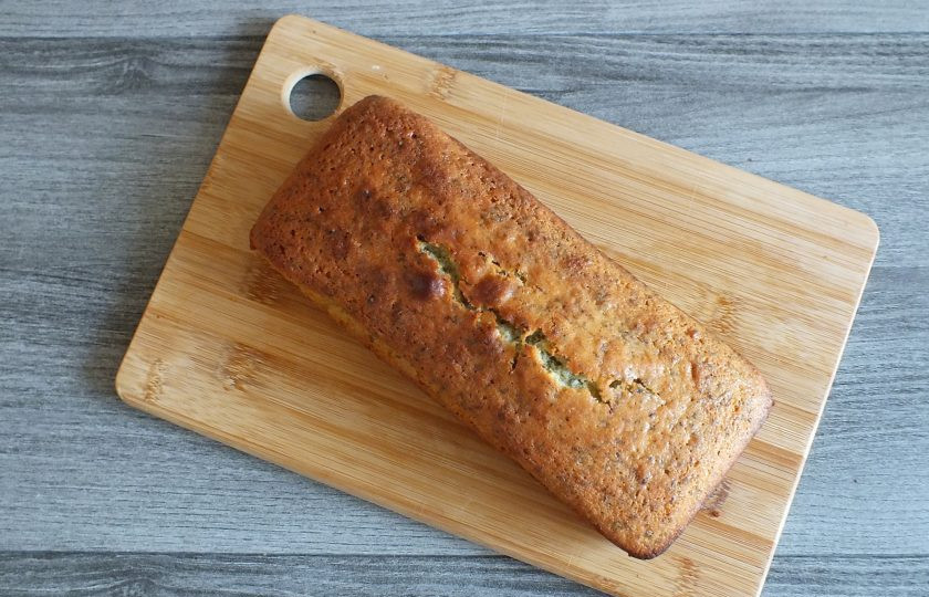 1. Этап. Лимонный кекс с мятой: Готовый кекс переложите на доску или блюдо и хорошо охладите.