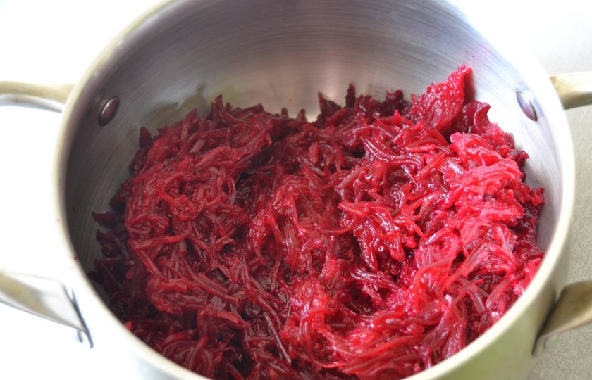 1. Этап. Свекла с хреном и чесноком: Натрите свеклу на крупной терке, положите в сотейник.