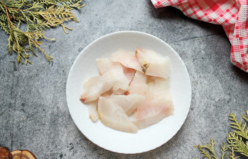 1. Этап. Пирог с муксуном: Из рыбы сделайте филе, удалите кожу, порежьте на кусочки. Тщательно просмотрите, удаляя все косточки.