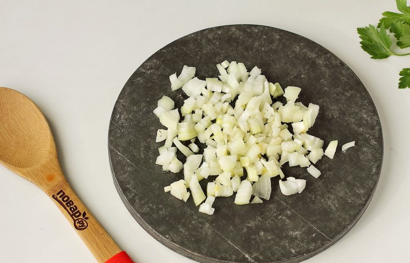 1. Этап. Борщ для диабетиков: Лук нарежьте кубиками.
