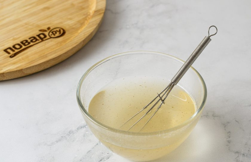 1. Этап. Постный торт Птичье молоко: Добавьте в миску с сахаром растопленное кокосовое масло. Перемешайте до однородной консистенции.