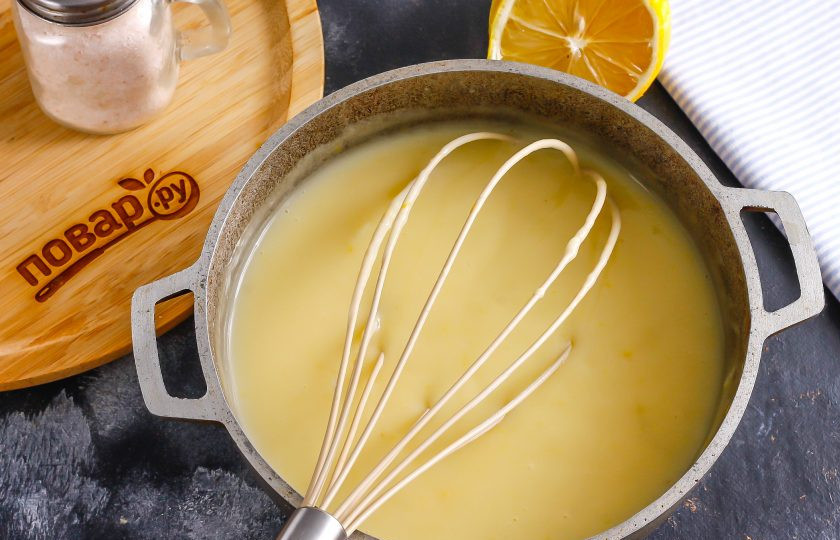 1. Этап. Наполеон с лимонным кремом: Помешивайте венчиком до тех пор, пока крем не загустеет.