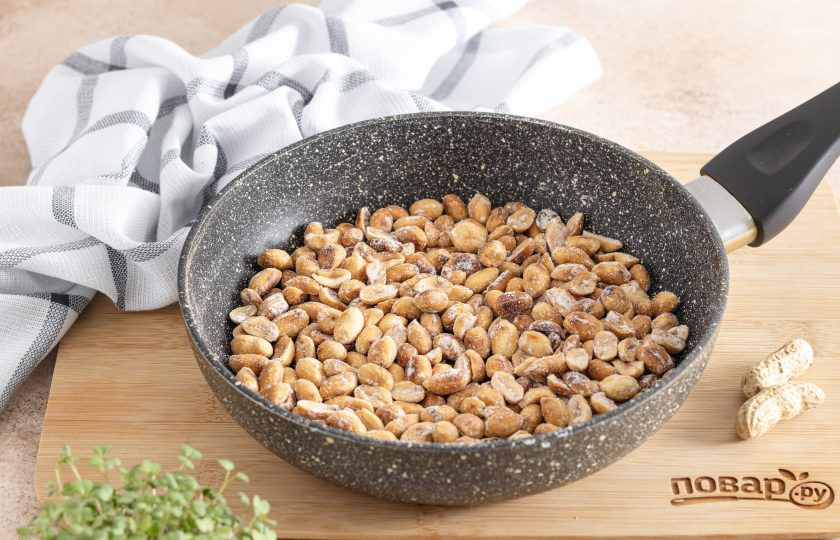 1. Этап. Арахис с солью на сковороде: Арахис должен равномерно покрыться тонким слоем соли.