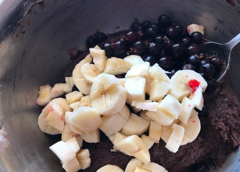 1. Этап. Шоколадные кексы с бананом и черной смородиной: 5. Добавьте смородину и нарезанный банан (если используете замороженную ягоду — разморозьте ее). Еще раз перемешайте.