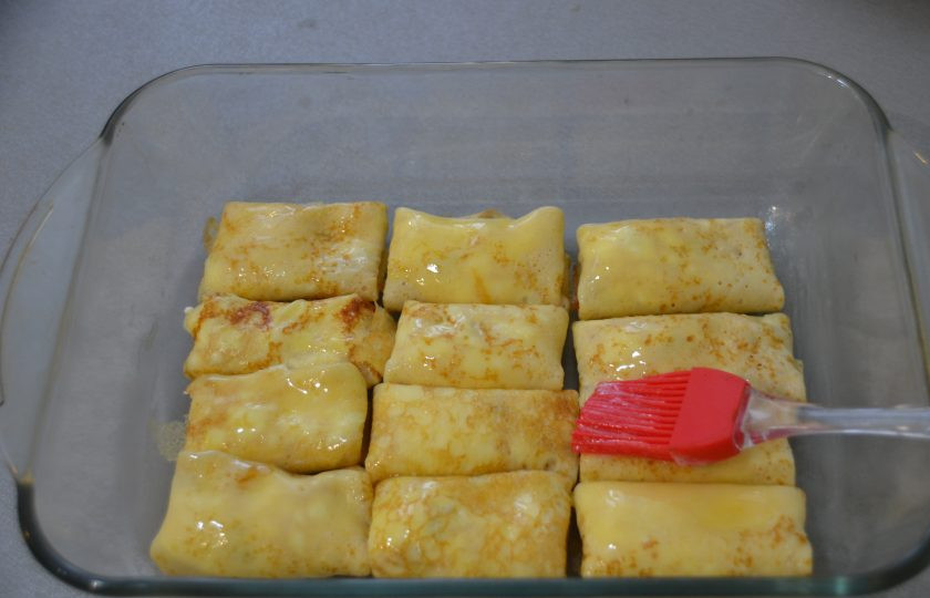 1. Этап. Налистники с творогом на крахмале: Уложите блинчики первым слоем, смажьте сливочным маслом.