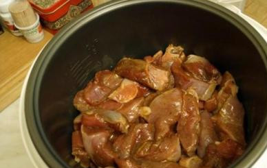 1. Этап. Филе утки в мультиварке: Выкладываем на обжаренный лук замаринованные кусочки утиного филе, устанавливаем мультиварку в режим 