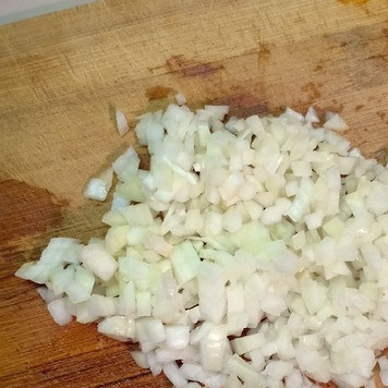 1. Этап. Легкий овощной суп с курицей: Вторую головку лука мелко покрошить.