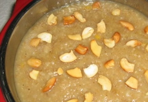 1. Этап. Кутья с молоком: Промытое и перебранное зерно замачивают в холодной воде на 2-3 часа, после чего заливают молоком, добавляют 0,5 чайной ложки соли и варят до полной готовности на среднем огне. Зерно должно получиться мягким, но не разваренным. После того как пшеница сварилась, нарежьте не слишком тонкими дольками яблоко и перемешайте.