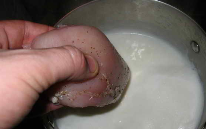 1. Этап. Вареная куриная грудка: Кипятим в кастрюле молоко, опускаем в него грудки. Снова доводим до кипения и снимаем кастрюлю с огня.