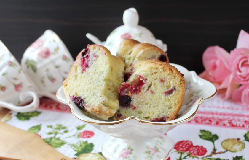 1. Этап. Простой ягодный пирог: Пышный, нежный пирог с ягодами подойдет к столу в будни и праздники.