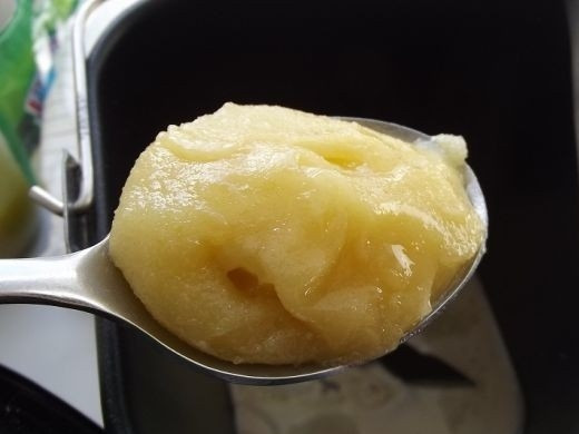 1. Этап. Хлеб на ряженке в хлебопечке: 4. Выложите мед. Разумеется, вы можете использовать и обыкновенный сахар, но мед придает выпечке особые привкус и аромат.